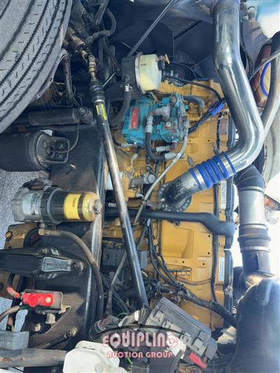 2018 Peterbilt 389 TRI/AXLE GLIDER SLEEPER TR