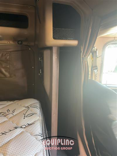 2018 Peterbilt 389 TRI/AXLE GLIDER SLEEPER TR