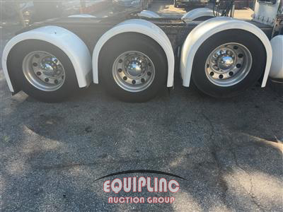 2018 Peterbilt 389 TRI/AXLE GLIDER SLEEPER TR