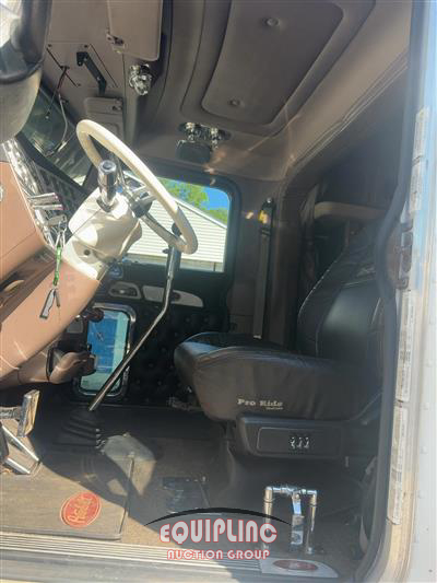 2018 Peterbilt 389 TRI/AXLE GLIDER SLEEPER TR