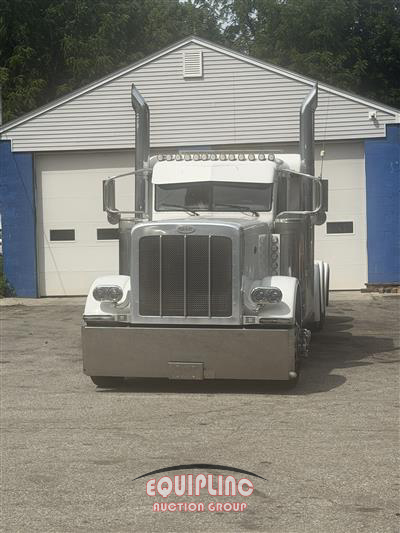 2018 Peterbilt 389 TRI/AXLE GLIDER SLEEPER TR