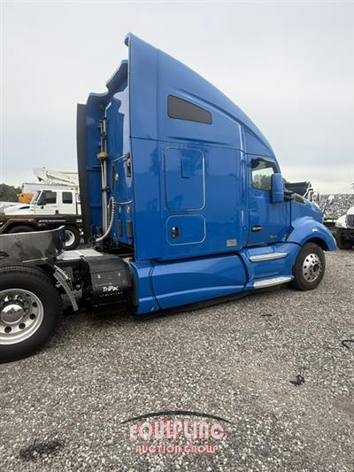 2016 Kenworth T680 6X4 T/A SLEEPER TRUCK TRA