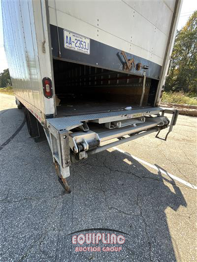 2018 Freightliner M2 106 4X2 26FT BOX TRUCK