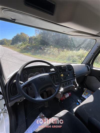 2018 Freightliner M2 106 4X2 26FT BOX TRUCK