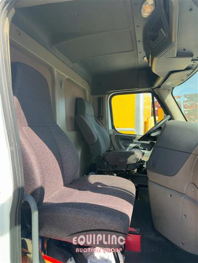 2017 Freightliner CASCADIA 4X2 DAY CAB TRUCK TRA