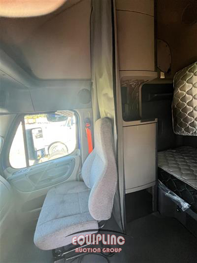 2019 Freightliner CASCADIA CA113SLP 6X4 T/A SLEE