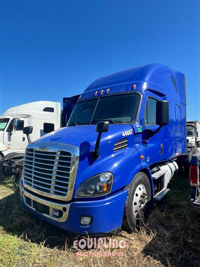 2019 Freightliner CASCADIA CA113SLP 6X4 T/A SLEE
