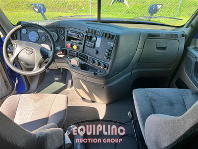 2019 Freightliner CASCADIA CA113SLP 6X4 T/A SLEE