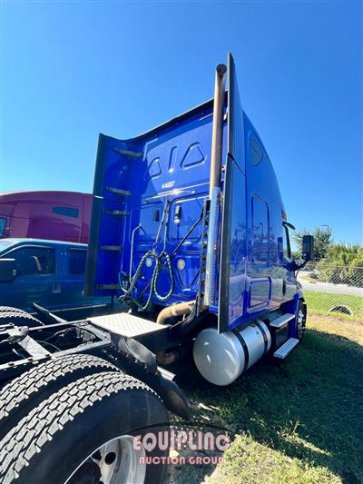 2019 Freightliner CASCADIA CA113SLP 6X4 T/A SLEE