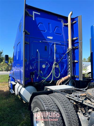 2019 Freightliner CASCADIA CA113SLP 6X4 T/A SLEE