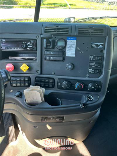 2019 Freightliner CASCADIA CA113SLP 6X4 T/A SLEE