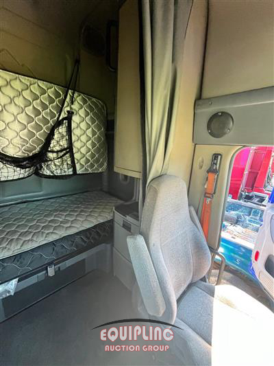 2019 Freightliner CASCADIA CA113SLP 6X4 T/A SLEE
