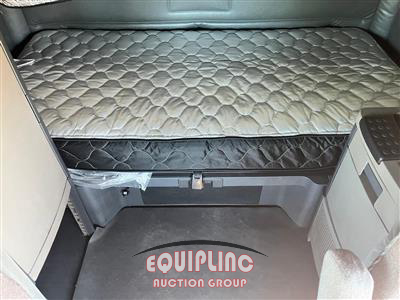 2019 Freightliner CASCADIA CA113SLP 6X4 T/A SLEE