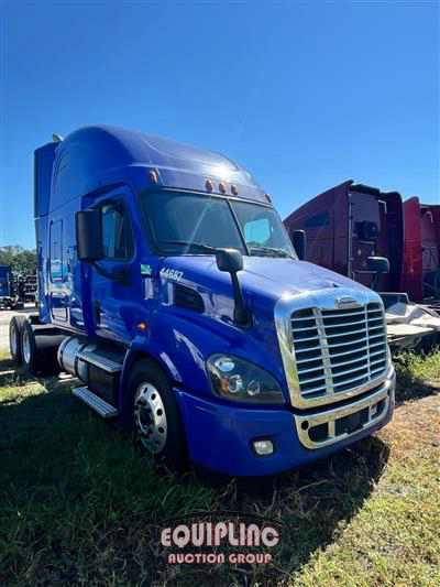 2019 Freightliner CASCADIA CA113SLP 6X4 T/A SLEE