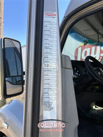 2017 Kenworth T680 6X4 T/A SLEEPER TRUCK TRA