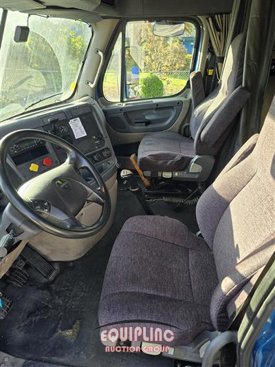 2016 Freightliner CASCADIA 6X4 T/A SLEEPER TRUCK