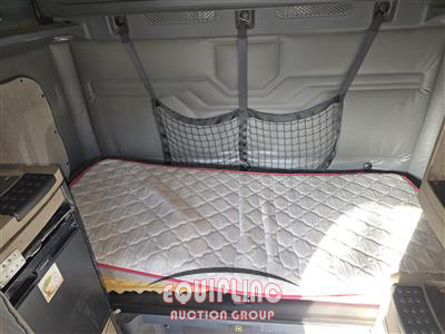 2016 Freightliner CASCADIA 6X4 T/A SLEEPER TRUCK