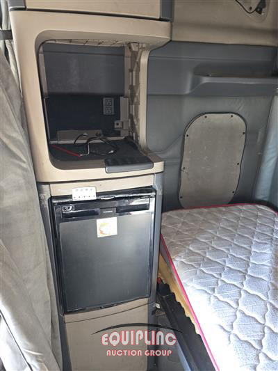 2016 Freightliner CASCADIA 6X4 T/A SLEEPER TRUCK