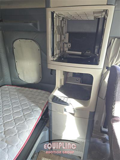 2016 Freightliner CASCADIA 6X4 T/A SLEEPER TRUCK