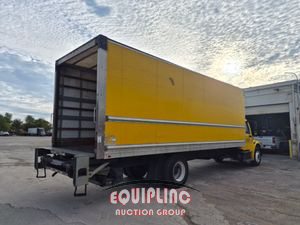 2018 Freightliner M2 4X2 S/A 26FT NON CDL BOX TR