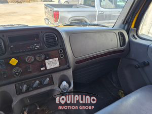 2018 Freightliner M2 4X2 S/A 26FT NON CDL BOX TR