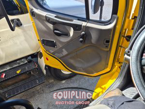 2018 Freightliner M2 4X2 S/A 26FT NON CDL BOX TR