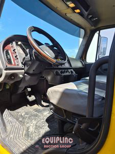 2018 Freightliner M2 4X2 S/A 26FT NON CDL BOX TR