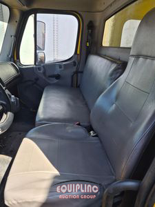 2018 Freightliner M2 4X2 S/A 26FT NON CDL BOX TR