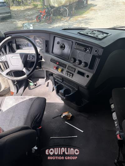 2021 Freightliner CASCADIA 6X4 T/A SLEEPER TRUCK