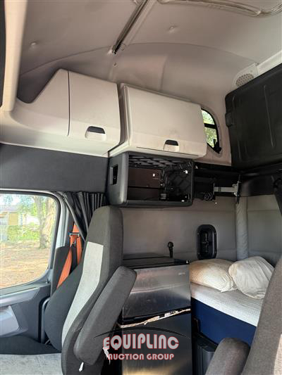2021 Freightliner CASCADIA 6X4 T/A SLEEPER TRUCK