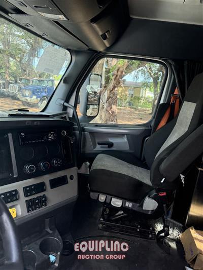 2021 Freightliner CASCADIA 6X4 T/A SLEEPER TRUCK
