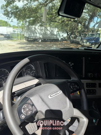 2021 Freightliner CASCADIA 6X4 T/A SLEEPER TRUCK
