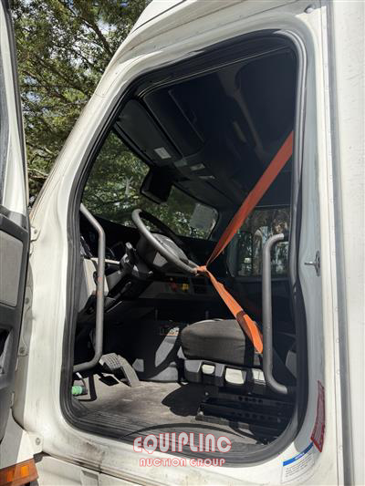 2021 Freightliner CASCADIA 6X4 T/A SLEEPER TRUCK