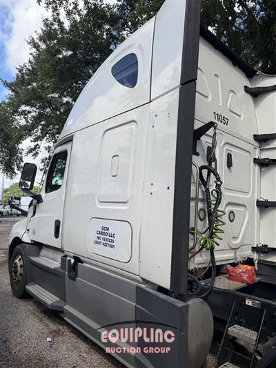 2021 Freightliner CASCADIA 6X4 T/A SLEEPER TRUCK