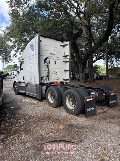 2021 Freightliner CASCADIA 6X4 T/A SLEEPER TRUCK