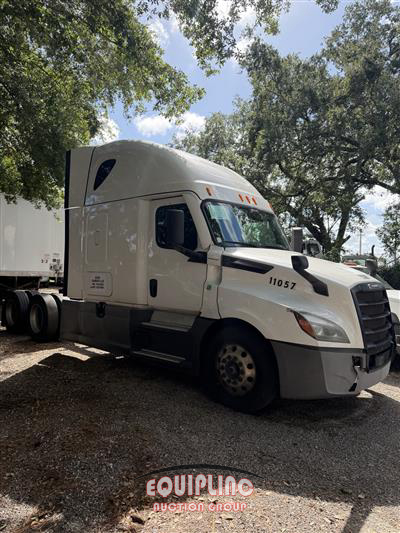 2021 Freightliner CASCADIA 6X4 T/A SLEEPER TRUCK