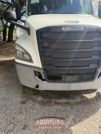 2021 Freightliner CASCADIA 6X4 T/A SLEEPER TRUCK