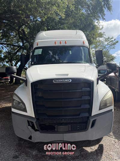 2021 Freightliner CASCADIA 6X4 T/A SLEEPER TRUCK