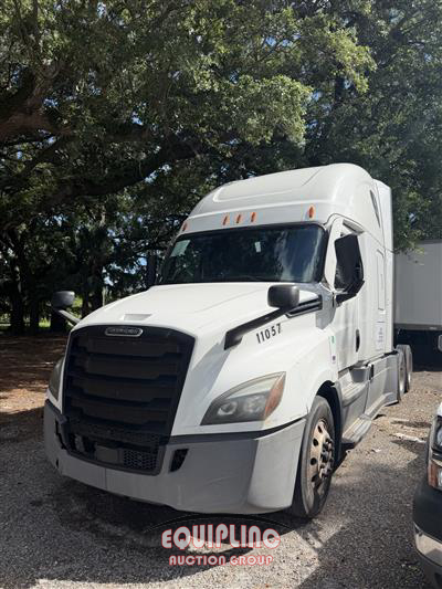 2021 Freightliner CASCADIA 6X4 T/A SLEEPER TRUCK