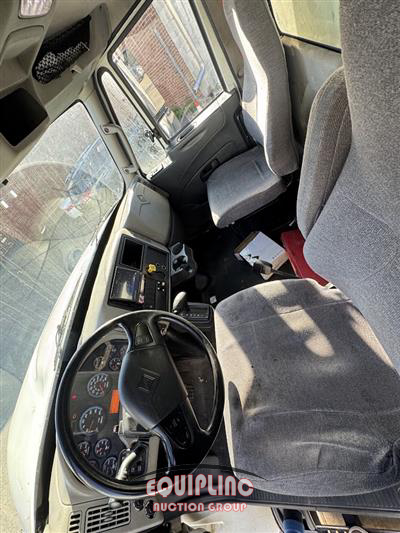 2018 International 4300 4X2 S/A 26FT BOX TRUCK