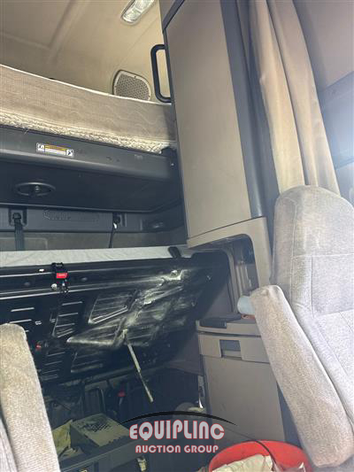 2016 Freightliner CASCADIA 6X4 T/A SLEEPER TRUCK