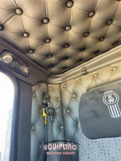 2014 Kenworth T800 TRI/A DUMP TRUCK
