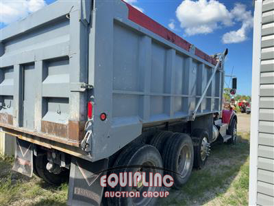 2014 Kenworth T800 TRI/A DUMP TRUCK