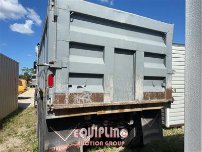 2014 Kenworth T800 TRI/A DUMP TRUCK