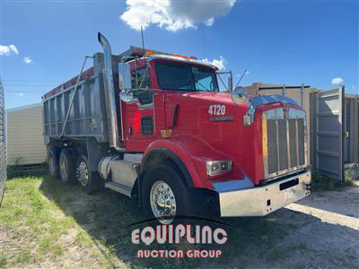 2014 Kenworth T800 TRI/A DUMP TRUCK