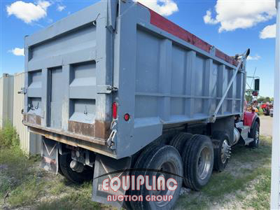 2014 Kenworth T800 TRI/A DUMP TRUCK