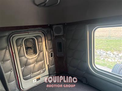 2022 Freightliner 122SD 6X4 T/A SLEEPER TRUCK TR