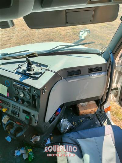 2020 Freightliner CASCADIA 6X4 T/A SLEEPER TRUCK
