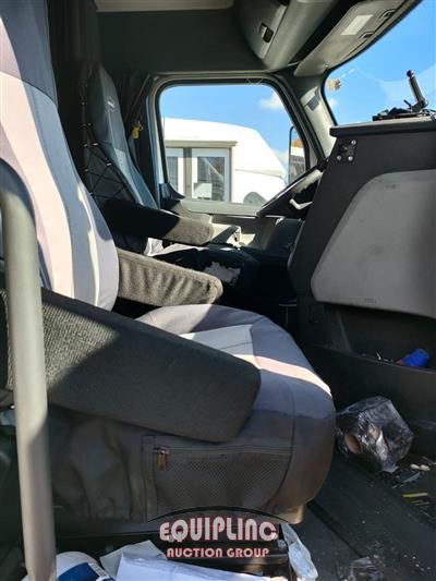 2020 Freightliner CASCADIA 6X4 T/A SLEEPER TRUCK