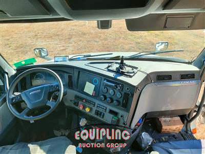 2020 Freightliner CASCADIA 6X4 T/A SLEEPER TRUCK